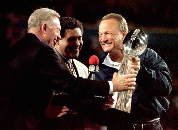 Trainer Barry Switzer (Dallas Cowboys, re.) bekommt für den Superbowlsieg 1995 1996 die Vince Lombardi Trophy überreicht -  (TEM96012807) American Football Herren NFL 1995 1996, Superbowl XXX, Super Bowl, Finale, Endspiel Gruppe Tempe Freude, American Football Herren NFL 1995 1996, Superbowl XXX, Super Bowl, Finale, Endspiel Gruppe Tempe Freude,