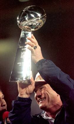 Trainer Barry Switzer (Dallas Cowboys) präsentiert stolz die Vince Lombardi Trophy für den Superbowlsieg 1995 1996 -  (TEM96012819) American Football Herren NFL 1995 1996, Superbowl XXX, Super Bowl, Finale, Endspiel Einzelbild Tempe Freude, American Football Herren NFL 1995 1996, Superbowl XXX, Super Bowl, Finale, Endspiel Einzelbild Tempe Freude,