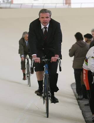Oberbürgermeister Andreas Bausewein (Deutschland CDU) schwingt sich anläßlich der Eröffnung der neuen Radrennbahn im Erfurter Andreasrieth höchstselbst aufs Rad Radsport Bahnradsport 2007, Bahn, Bahnrad, Rad, Radrennsport, Rennbahn Einzelbild Erfurt Radsport Bahnradsport 2007, Bahn, Bahnrad, Rad, Radrennsport, Rennbahn Einzelbild Erfurt