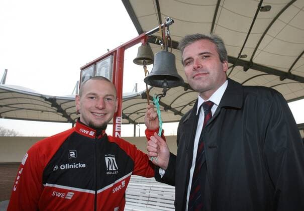 Rene Wolff (li.) und Oberbürgermeister Andreas Bausewein (CDU beide Deutschland) läuten anläßlich der Eröffnung der neuen Radrennbahn im Erfurter Andreasrieth die Rundenglocke Radsport Herren Bahnradsport 2007, Bahn, Bahnrad, Rad, Radrennsport, Rennbahn Gruppe Erfurt Radsport Herren Bahnradsport 2007, Bahn, Bahnrad, Rad, Radrennsport, Rennbahn Gruppe Erfurt