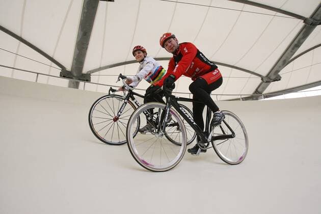 Rene Wolff und Juniorenweltmeisterin Kristina Vogel (beide Deutschland) drehen anläßlich der Eröffnung der neuen Radrennbahn im Erfurter Andreasrieth ein paar Runden auf dem Rad Radsport Bahnradsport 2007, Bahn, Bahnrad, Rad, Radrennsport, Rennbahn Gruppe Erfurt Radsport Bahnradsport 2007, Bahn, Bahnrad, Rad, Radrennsport, Rennbahn Gruppe Erfurt