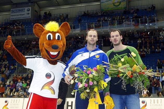 WM Maskottchen Hanniball mit Olafur Stefansson (Island, Mitte) und Gueric Kervadec (Frankreich) Handball Länderspiel Herren WM 2007, Nationalteam Gruppe Magdeburg Handball Länderspiel Herren WM 2007, Nationalteam Gruppe Magdeburg