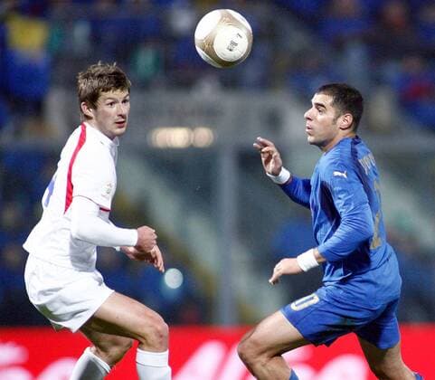Simone Perrotta (Italien, re.) im Duell -  Fußball Länderspiel Herren EM Qualifikation 2007, Nationalteam, Nationaltrikot, Italien - Färöer Inseln 3:1 Gruppe Modena Dynamik, Fußball Länderspiel Herren EM Qualifikation 2007, Nationalteam, Nationaltrikot, Italien - Färöer Inseln 3:1 Gruppe Modena Dynamik,