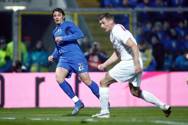 Massimo Oddo (Italien, li.) im Duell -  Fußball Länderspiel Herren EM Qualifikation 2007, Nationalteam, Nationaltrikot, Italien - Färöer Inseln 3:1 Gruppe Modena Dynamik, Fußball Länderspiel Herren EM Qualifikation 2007, Nationalteam, Nationaltrikot, Italien - Färöer Inseln 3:1 Gruppe Modena Dynamik,