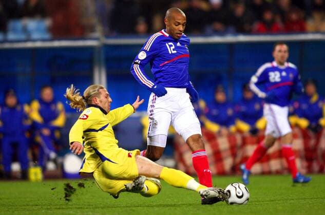 Thierry Henry (Frankreich, re.) gegen Andriy Voronin (Ukraine) -  (pan23280) Fußball Länderspiel Herren EM Qualifikation 2007, Nationalmannschaft, Nationaltrikot, Ukraine - Frankreich 2:2 Gruppe Kiew Dynamik, Fußball Länderspiel Herren EM Qualifikation 2007, Nationalmannschaft, Nationaltrikot, Ukraine - Frankreich 2:2 Gruppe Kiew Dynamik, 