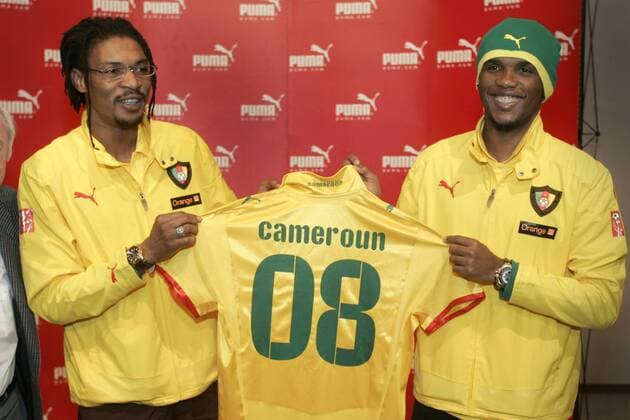 Rigobert Song (li.) und Samuel Etoo (beide Kamerun) präsentieren das neue PUMA Trikot -  Fußball Herren Nationalmannschaft 2007, Sponsor Werbepartner Werbung Wirtschaft Ausrüster Hersteller Sportausrüster Gruppe Eto o Herzogenaurach Fußball Herren Nationalmannschaft 2007, Sponsor Werbepartner Werbung Wirtschaft Ausrüster Hersteller Sportausrüster Gruppe Eto o Herzogenaurach