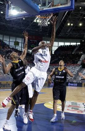 EuroBasket 2022, DBB, Historie, EM - Historie Tariq Kirksay (Frankreich, Mitte) gegen Ademola Okulaja (li.) und Robert Garrett (beide Deutschland) - Basketball Länderspiel Herren EM 2007, Nationalmannschaft, Nationaltrikot, Frankreich - Deutschland 78:66 Gruppe Madrid Dynamik, Basketball Länderspiel Herren EM 2007, Nationalmannschaft, Nationaltrikot, Frankreich - Deutschland 78:66 Gruppe Madrid Dynamik,