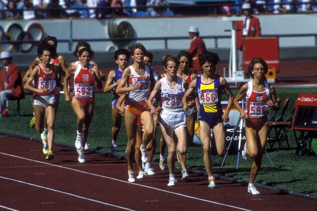 Mary Decker Slaney (USA, re.) führt das Teilnehmerfeld des 3000m Finales an, dahinter Paula Ivan (Rumänien) Leichtathletik OS Sommer Damen Olympische Spiele Seoul 1988, Sommerspiele, Nationaltrikot Totale Seoul Leichtathletik OS Sommer Damen Olympische Spiele Seoul 1988, Sommerspiele, Nationaltrikot Totale Seoul