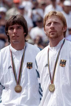 Boris Becker (re.) und Michael Stich (beide Deutschland), Doppel Olympiasieger 1992, während der Siegerehrung Tennis OS Sommer Herren Olympische Spiele 1992, Sommerspiele Finale Endspiel, Vneg Gruppe Barcelona Tennis OS Sommer Herren Olympische Spiele 1992, Sommerspiele Finale Endspiel, Vneg Gruppe Barcelona