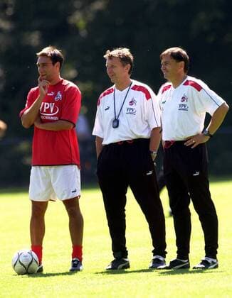 Marco Reich (li.), Torwarttrainer Rolf Herings (Mitte) und Trainer Ewald Lienen (alle Köln) verfolgen das Trainingsgeschehen Fußball 1. BL Herren Saison 2001 2002, 1.FC Köln, Training Gruppe Köln Fußball 1. BL Herren Saison 2001 2002, 1.FC Köln, Training Gruppe Köln