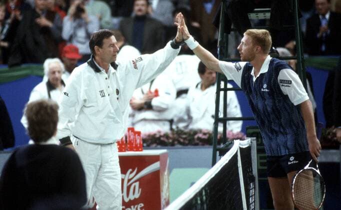 Boris Becker und Teamkapitän Niki Pilic (beide Deutschland) klatschen ab Tennis Herren Daviscup 1997, Davis Cup Gruppe Stuttgart Tennis Herren Daviscup 1997, Davis Cup Gruppe Stuttgart