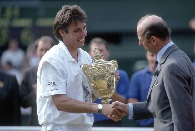 Wimbledon Sieger Michael Stich (Deutschland, li.) bekommt die Trophäe von Edward George Nicholas, Herzog von Kent, überreicht Tennis Herren All England Championship 1991, Grand Slam, ATP Tour, Endspiel, Finale Gruppe Wimbledon London Freude, Tennis Herren All England Championship 1991, Grand Slam, ATP Tour, Endspiel, Finale Gruppe Wimbledon London Freude,