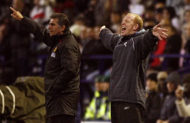 Trainer Gary Megson (Bolton, re.) beschwert sich lautstark, wozu Co Trainer Carlos Queiroz (Manchester United) keine Veranlassung sieht - EDITORIAL USE ONLY. No use with unauthorised audio, video, data, fixture lists, club league logos or live services. Online in-match use limited to 120 images, no video emulation. No use in betting, games or single club league player publications. Fußball Herren English Premier League 2007 2008, 1. Englische Liga, Bolton Wanderers - Manchester United 1:0, ManU Gruppe Bolton Verzweiflung, Wut, Fußball Herren English Premier League 2007 2008, 1. Englische Liga, Bolton Wanderers - Manchester United 1:0, ManU Gruppe Bolton Verzweiflung, Wut,