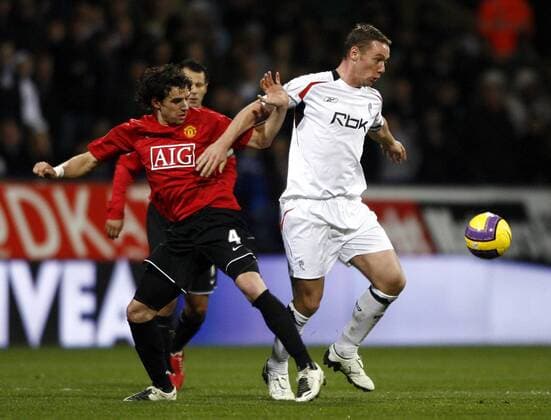Kevin Nolan (Bolton, re.) gegen Owen Hargreaves (Manchester United) - EDITORIAL USE ONLY. No use with unauthorised audio, video, data, fixture lists, club league logos or live services. Online in-match use limited to 120 images, no video emulation. No use in betting, games or single club league player publications. Fußball Herren English Premier League 2007 2008, 1. Englische Liga, Bolton Wanderers - Manchester United 1:0, ManU Gruppe Bolton Dynamik, Fußball Herren English Premier League 2007 2008, 1. Englische Liga, Bolton Wanderers - Manchester United 1:0, ManU Gruppe Bolton Dynamik,