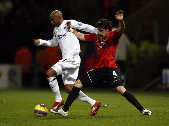 El Hadji Diouf (Bolton, li.) gegen Owen Hargreaves (Manchester United) - EDITORIAL USE ONLY. No use with unauthorised audio, video, data, fixture lists, club league logos or live services. Online in-match use limited to 120 images, no video emulation. No use in betting, games or single club league player publications. Fußball Herren English Premier League 2007 2008, 1. Englische Liga, Bolton Wanderers - Manchester United 1:0, ManU Gruppe Bolton Dynamik, Fußball Herren English Premier League 2007 2008, 1. Englische Liga, Bolton Wanderers - Manchester United 1:0, ManU Gruppe Bolton Dynamik,