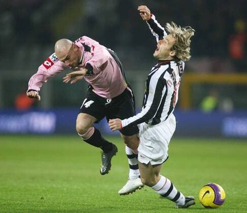 Roberto Guana (Palermo, li.) gegen Pavel Nedved (Juventus Turin) -  Fußball Herren Serie A 2007 2008, 1. Italienische Liga, Juventus Turin - US Palermo 5:0, Juve Gruppe Turin Dynamik, Fußball Herren Serie A 2007 2008, 1. Italienische Liga, Juventus Turin - US Palermo 5:0, Juve Gruppe Turin Dynamik,