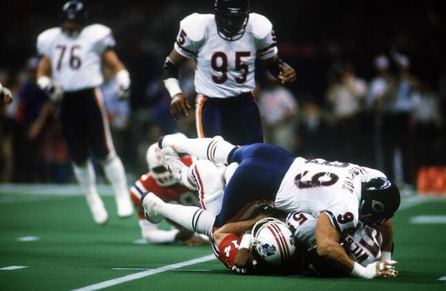 Dan Hampton (Chicago Bears, obenauf) im Duell - (Icon5000490) American Football Herren NFL 1985 1986, New England Patriots - Chicago Bears Gruppe New Orleans Dynamik, Kampf, American Football Herren NFL 1985 1986, New England Patriots - Chicago Bears Gruppe New Orleans Dynamik, Kampf, EDITORIAL USE ONLY