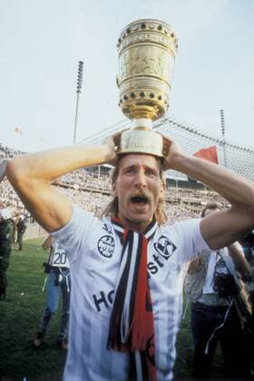 Frank Schulz (Frankfurt) jubelt mit dem Pokal auf dem Kopf Fußball Herren DEUTSCHSPRACHIGE SPORTZEITSCHRIFTEN UND -ZEITUNGEN NUR NACH RÜCKSPRACHE - DFB Pokal 1987 1988 Einzelbild o0 Feier, feiern, Siegesfeier Berlin Glück, Freude, Fußball Herren DEUTSCHSPRACHIGE SPORTZEITSCHRIFTEN UND -ZEITUNGEN NUR NACH RÜCKSPRACHE - DFB Pokal 1987 1988 Einzelbild o0 Feier, feiern, Siegesfeier Berlin Glück, Freude,