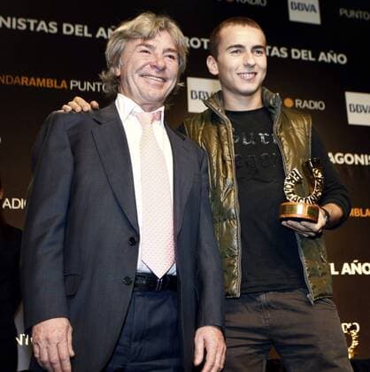 Jorge Lorenzo (re.) freut sich mit der Motorradlegende Angel Nieto (beide Spanien) über seine Wahl durch Radio Punto zur Persönlichkeit des Jahres 2007 (Kategorie Motorsport) -  - NOxONLINExUSE Motorsport Herren Protagonistas del Ano 2007, Persönlichkeiten des Jahres, Ehrung, Auszeichnung, Sportlerehrung Gruppe Generationswechsel Barcelona Freude, Motorsport Herren Protagonistas del Ano 2007, Persönlichkeiten des Jahres, Ehrung, Auszeichnung, Sportlerehrung Gruppe Generationswechsel Barcelona Freude,