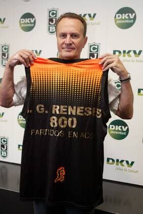 Trainer Garcia Aito Reneses (Badalona) präsentiert ein Trikot zum 800. Ligaspiel in der ABC League -  - NOxONLINExUSE Basketball Herren ACB League 2007 2008, 1. Spanische Liga, DKV Joventut Badalona Einzelbild Badalona Basketball Herren ACB League 2007 2008, 1. Spanische Liga, DKV Joventut Badalona Einzelbild Badalona