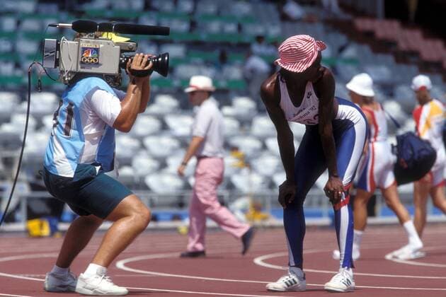 Jackie Joyner Kersee (USA) wird von einer Kamera eingefangen Leichtathletik OS Sommer Damen Olympische Spiele Barcelona 1992, Sommerspiele, Nationaltrikot Gruppe Aufnahmedatum geschätzt Barcelona Leichtathletik OS Sommer Damen Olympische Spiele Barcelona 1992, Sommerspiele, Nationaltrikot Gruppe Aufnahmedatum geschätzt Barcelona