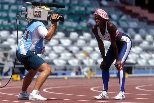 Jackie Joyner Kersee (USA) wird von einer Kamera eingefangen Leichtathletik OS Sommer Damen Olympische Spiele Barcelona 1992, Sommerspiele, Nationaltrikot Gruppe Aufnahmedatum geschätzt Barcelona Erschöpfung, Leichtathletik OS Sommer Damen Olympische Spiele Barcelona 1992, Sommerspiele, Nationaltrikot Gruppe Aufnahmedatum geschätzt Barcelona Erschöpfung,