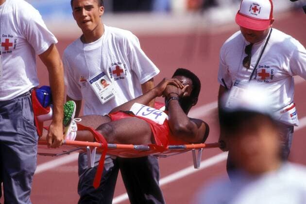 Verletzter Leichtathlet wird auf der Krankentrage abtransportiert Leichtathletik OS Sommer Herren Olympische Spiele Barcelona 1992, Sommerspiele, Nationaltrikot Gruppe Aufnahmedatum geschätzt Barcelona Leichtathletik OS Sommer Herren Olympische Spiele Barcelona 1992, Sommerspiele, Nationaltrikot Gruppe Aufnahmedatum geschätzt Barcelona