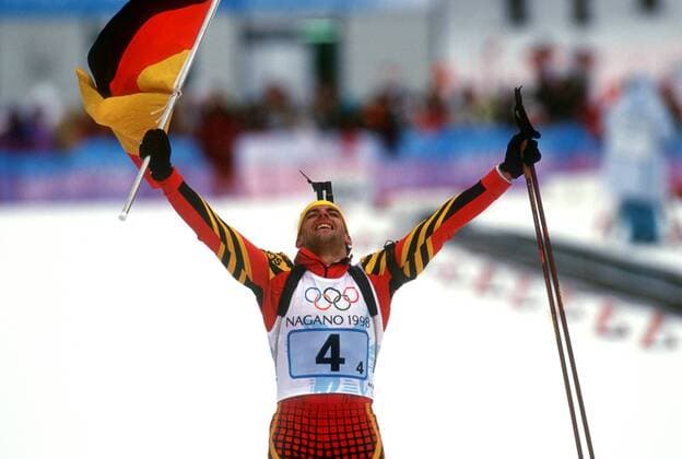Schlussläufer Frank Luck (Deutschland) jubelt nach dem Olympiasieg in Nagano 1998 über 4x7,5km mit der Nationalfahne im Ziel Biathlon OS Winter Herren Olympische Spiele Nagano 1998, Winterspiele, 4x7,5km, 4 x 7,5 km, Kilometer, Staffel, Staffelrennen Einzelbild Nozawa Onsen Freude, Begeisterung, Biathlon OS Winter Herren Olympische Spiele Nagano 1998, Winterspiele, 4x7,5km, 4 x 7,5 km, Kilometer, Staffel, Staffelrennen Einzelbild Nozawa Onsen Freude, Begeisterung,