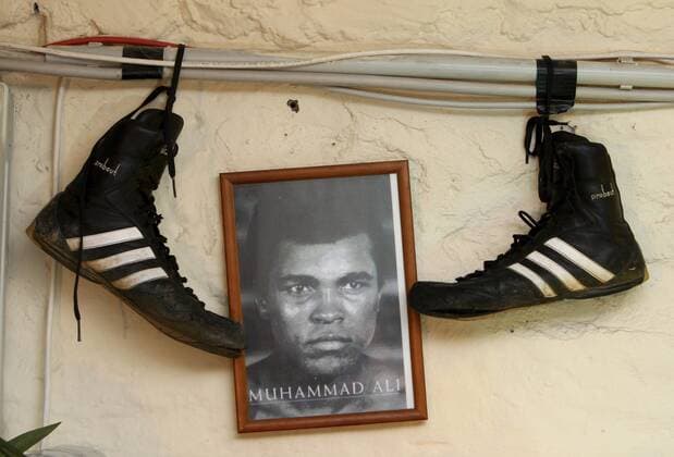 Foto von Boxlegende Muhammad Ali (USA) zwischen alten Boxschuhen in einem Box Gym in Essen Boxen Herren Boxsport 2007, Boxgym, Box Gym Gruppe Essen Boxen Herren Boxsport 2007, Boxgym, Box Gym Gruppe Essen