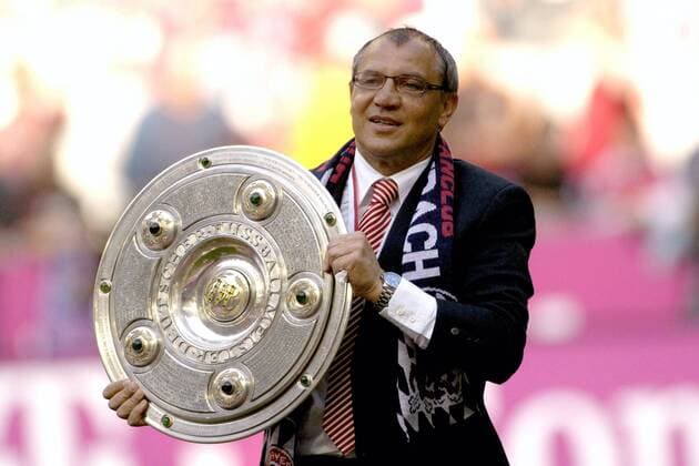 Fußball, FC Bayern München, Deutscher Meister 2006 Trainer Felix Magath mit der Meisterschale - Bayern ist Deutscher Meister Fußball 1. BL Herren Saison 2005 2006, FC Bayern München, Deutsche Meisterschaft, Meisterfeier, Feier, feiern Einzelbild München Freude, Fußball 1. BL Herren Saison 2005 2006, FC Bayern München, Deutsche Meisterschaft, Meisterfeier, Feier, feiern Einzelbild München Freude,