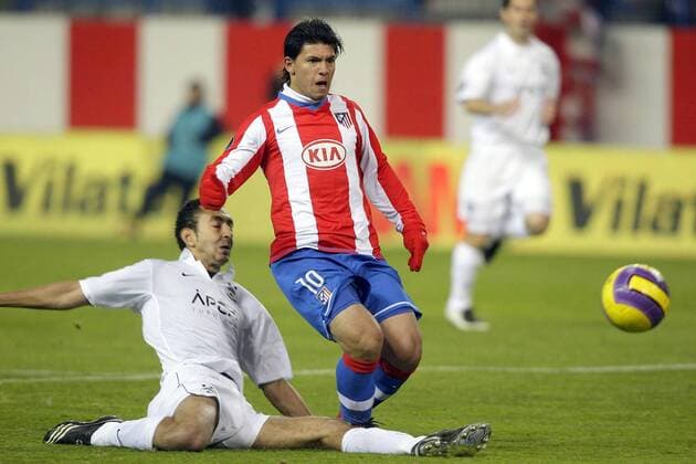 Sergio Aguero (Atletico Madrid, re.) gegen Karim Touzani (Aberdeen) -  - NOxONLINExUSE Fußball EC 3 Herren UEFA Cup 2007 2008, Pokal, Europapokal, Atletico Madrid - FC Aberdeen 2:0 Gruppe Madrid Dynamik, Kampf, Fußball EC 3 Herren UEFA Cup 2007 2008, Pokal, Europapokal, Atletico Madrid - FC Aberdeen 2:0 Gruppe Madrid Dynamik, Kampf,