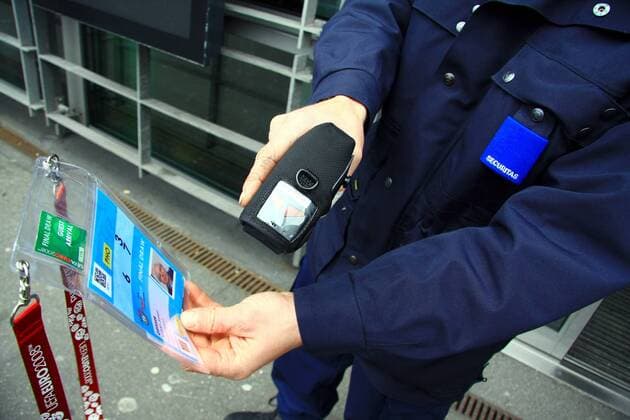 Security kontrolliert am Einlass eine Akkreditierung für die EM Auslosung in Luzern Fußball EM Herren Vorschau Euro 2008, Nationalmannschaft 2007 Einzelbild Luzern Fußball EM Herren Vorschau Euro 2008, Nationalmannschaft 2007 Einzelbild Luzern 
