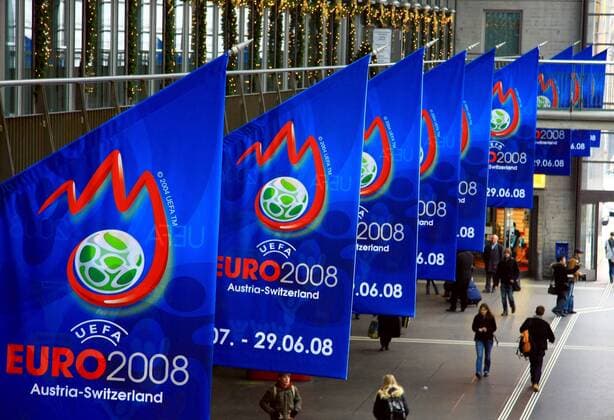 Kurz vor der Auslosung stimmen Fahnen in der Innenstadt von Luzern die Passanten auf die Euro 2008 ein Fußball EM Herren Vorschau Euro 2008 Nationalmannschaft 2007 Totale Luzern Fußball EM Herren Vorschau Euro 2008 Nationalmannschaft 2007 Totale Luzern 