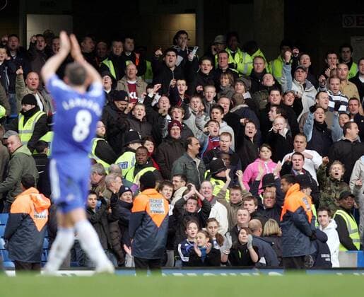 Frank Lampard (Chelsea) applaudiert den schimpfenden West Ham Fans - EDITORIAL USE ONLY. No use with unauthorised audio, video, data, fixture lists, club league logos or live services. Online in-match use limited to 120 images, no video emulation. No use in betting, games or single club league player publications. Fußball Herren English Premier League 2007 2008, 1. Englische Liga, Chelsea FC London - West Ham United 1:0 Totale London Fußball Herren English Premier League 2007 2008, 1. Englische Liga, Chelsea FC London - West Ham United 1:0 Totale London