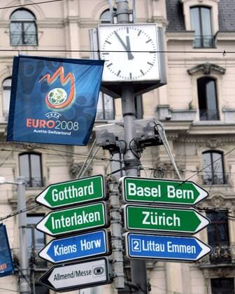 Fünf vor zwölf - in wenigen Monaten beginnt die Euro 2008, ein Wegweiser zeigt den Weg zu den Austragungsorten Basel, Bern und Zürich Fußball EM Herren Vorschau 2007, EM 2008, Gruppen Auslosung, Gruppenauslosung Totale Luzern Fußball EM Herren Vorschau 2007, EM 2008, Gruppen Auslosung, Gruppenauslosung Totale Luzern