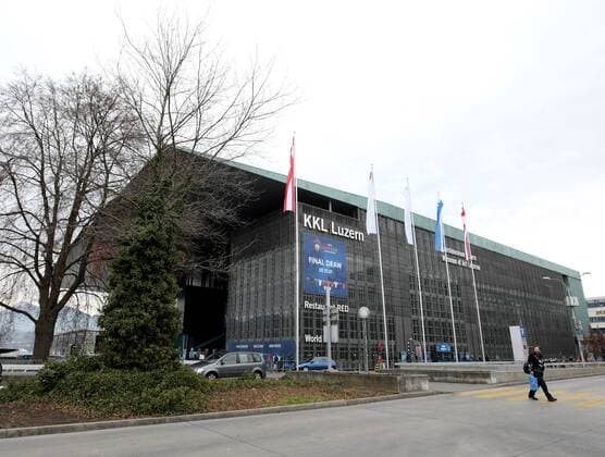 Werbebanner der Euro 2008 am Kultur- und Kongresszentrum Luzern Fußball EM Herren Vorschau 2007, EM 2008, Gruppen Auslosung, Gruppenauslosung Totale Luzern Fußball EM Herren Vorschau 2007, EM 2008, Gruppen Auslosung, Gruppenauslosung Totale Luzern
