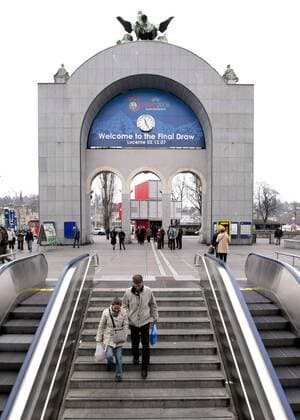 Werbeplakat am Luzerner Bahnhof wirbt für die Gruppenauslosung der Euro 2008 Fußball EM Herren Vorschau 2007, EM 2008, Gruppen Auslosung, Gruppenauslosung Totale Luzern Fußball EM Herren Vorschau 2007, EM 2008, Gruppen Auslosung, Gruppenauslosung Totale Luzern