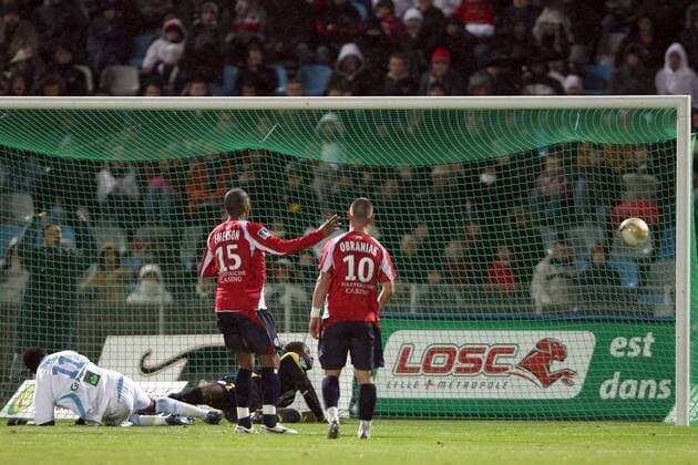 Mamadou Niang (Marseille, li.) trifft zum 1:1, Emerson (Mitte) und Ludovic Obraniak (beide Lille) schauen nur zu -  Fußball Herren Ligue 1 2007 2008, 1. Französische Liga, OSC Lille - Olympique Marseille 1:1, OM Totale premiumd Lille Fußball Herren Ligue 1 2007 2008, 1. Französische Liga, OSC Lille - Olympique Marseille 1:1, OM Totale premiumd Lille