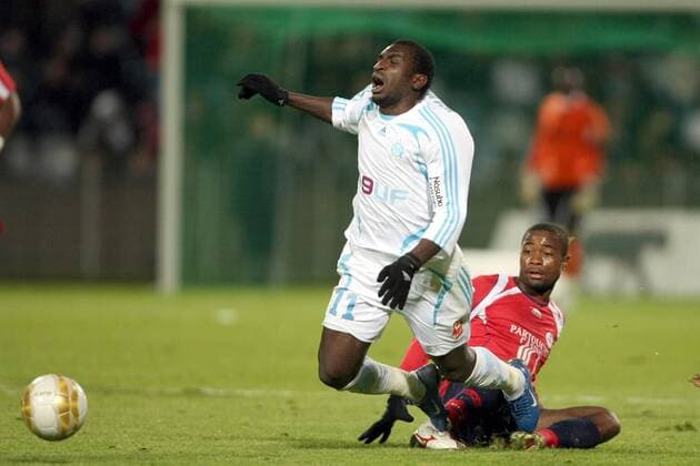 Mamadou Niang (Marseille, li.) wird von Aurelien Chedjou (Lille) zu Fall gebracht - Fußball Herren Ligue 1 2007 2008, 1. Französische Liga, OSC Lille - Olympique Marseille 1:1, OM Gruppe premiumd Lille Dynamik, Kampf, Fußball Herren Ligue 1 2007 2008, 1. Französische Liga, OSC Lille - Olympique Marseille 1:1, OM Gruppe premiumd Lille Dynamik, Kampf,