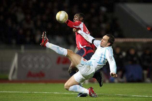Gael Givet (Marseille, re.) gegen Souleymane Youla (Lille) - Fußball Herren Ligue 1 2007 2008, 1. Französische Liga, OSC Lille - Olympique Marseille 1:1, OM Gruppe Lille Dynamik, Kampf, Fußball Herren Ligue 1 2007 2008, 1. Französische Liga, OSC Lille - Olympique Marseille 1:1, OM Gruppe Lille Dynamik, Kampf,