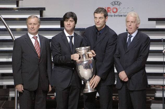 Nationaltrainer der Teams der Gruppe B präsentieren die Trophäe nach der Auslosung zur EM 2008, v.li.: Josef Hickersberger (Österreich), Bundestrainer Joachim Löw (Deutschland), Slaven Bilic (Kroatien) und Leo Beenhakker Fußball EM Herren Vorschau 2007 Euro 2008, Nationalteam, Auslosung, Gruppenauslosung, Gruppen, Ziehung ziehen auslosen Gruppe Luzern Fußball EM Herren Vorschau 2007 Euro 2008, Nationalteam, Auslosung, Gruppenauslosung, Gruppen, Ziehung ziehen auslosen Gruppe Luzern