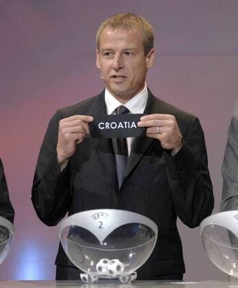 Jürgen Klinsmann (Deutschland) zieht das Los von Kroatien Fußball EM Herren Vorschau 2007 Euro 2008, Nationalteam, Auslosung, Gruppenauslosung, Gruppen, Ziehung ziehen auslosen Einzelbild Luzern Fußball EM Herren Vorschau 2007 Euro 2008, Nationalteam, Auslosung, Gruppenauslosung, Gruppen, Ziehung ziehen auslosen Einzelbild Luzern