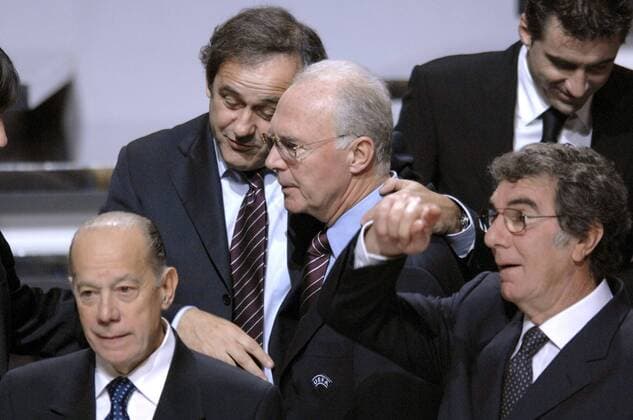 Europameister unter sich: UEFA Präsident Michel Platini (Frankreich 1984, 2.v.li.) umarmt Franz Beckenbauer (Deutschland 1972), davor Luis Suarez (Spanien 1964, li.) und Dino Zoff (Italien 1968) Fußball EM Herren Euro 2008, Nationalteam, Auslosung, Gruppenauslosung, Gruppen, Ziehung ziehen auslosen Vorschau 2007 Gruppe Luzern Nachdenklichkeit, Skepsis, Fußball EM Herren Euro 2008, Nationalteam, Auslosung, Gruppenauslosung, Gruppen, Ziehung ziehen auslosen Vorschau 2007 Gruppe Luzern Nachdenklichkeit, Skepsis,