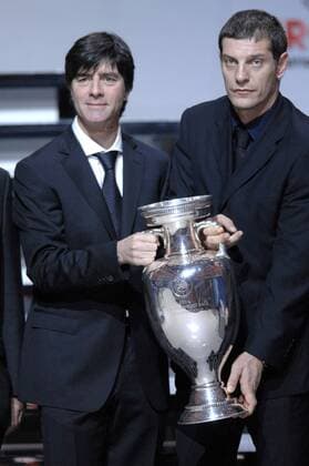 Bundestrainer Joachim Löw (Deutschland, li.) und sein Trainerkollege Slaven Bilic (Kroatien) präsentieren die Coupe Henri Delaunay, die Trophäe für den Europameistertitel 2008 Fußball EM Herren Euro 2008, Nationalteam, Auslosung, Gruppenauslosung, Gruppen, Ziehung ziehen auslosen Vorschau 2007 Gruppe Luzern Fußball EM Herren Euro 2008, Nationalteam, Auslosung, Gruppenauslosung, Gruppen, Ziehung ziehen auslosen Vorschau 2007 Gruppe Luzern