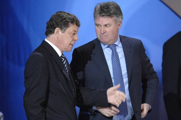 Nationaltrainer Guus Hiddink (Rußland, re.) im Gespräch mit seinem Trainerkollegen Otto Rehhagel (Griechenland) Fußball EM Herren Euro 2008, Nationalteam, Auslosung, Gruppenauslosung, Gruppen, Ziehung ziehen auslosen Vorschau 2007 Gruppe Luzern Nachdenklichkeit, Fußball EM Herren Euro 2008, Nationalteam, Auslosung, Gruppenauslosung, Gruppen, Ziehung ziehen auslosen Vorschau 2007 Gruppe Luzern Nachdenklichkeit,