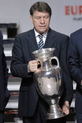 Nationaltrainer Otto Rehhagel (Griechenland) präsentiert die Coupe Henri Delaunay, Trophäe für den Europameistertitel 2008 Fußball EM Herren Euro 2008, Nationalteam, Auslosung, Gruppenauslosung, Gruppen, Ziehung ziehen auslosen Vorschau 2007 Einzelbild Luzern Fußball EM Herren Euro 2008, Nationalteam, Auslosung, Gruppenauslosung, Gruppen, Ziehung ziehen auslosen Vorschau 2007 Einzelbild Luzern