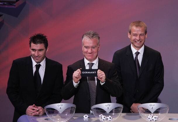 Didier Deschamps (Frankreich, Mitte) zieht das Los Germany, Theodoros Zagorakis (Griechenland, li) und Jürgen Klinsmann (Deutschland) freuen sich darüber - Fußball EM Herren Vorschau 2007, Euro 2008, Gruppenauslosung, Auslosung, Gruppen Ziehung ziehen auslosen, Nationalteam Gruppe Luzern Freude Fußball EM Herren Vorschau 2007, Euro 2008, Gruppenauslosung, Auslosung, Gruppen Ziehung ziehen auslosen, Nationalteam Gruppe Luzern Freude