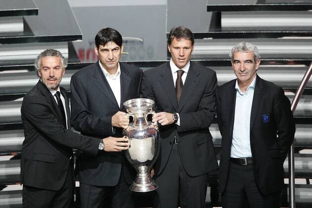 Nationaltrainer der Gruppe C präsentieren die Trophäe nach der Auslosung zur EM 2008, v.li.: Roberto Donadoni (Italien), Victor Piturca (Rumänien), Marco van Basten (Niederlande) und Raymond Domenech (Frankreich) - Fußball EM Herren Vorschau 2007, Euro 2008, Gruppenauslosung, Auslosung, Gruppen Ziehung ziehen auslosen, Nationalteam Gruppe Luzern Fußball EM Herren Vorschau 2007, Euro 2008, Gruppenauslosung, Auslosung, Gruppen Ziehung ziehen auslosen, Nationalteam Gruppe Luzern
