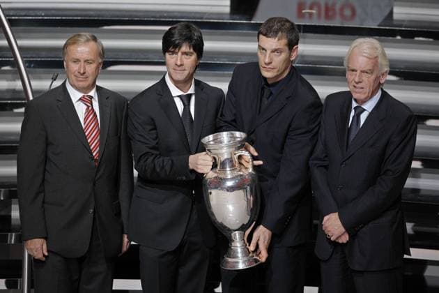 Nationaltrainer der Gruppe B posieren bei der Gruppenauslosung zur EM 2008 mit dem Pokal, v.li.: Josef Hickersberger (Österreich), Joachim Löw (Deutschland), Slaven Bilic (Kroatien) und Leo Beenhakker (Polen) Fußball EM Herren Vorschau 2007, EM 2008, Nationalmannschaft, Gruppen Auslosung, Gruppenauslosung, Ziehung, auslosen, Gruppe Luzern Fußball EM Herren Vorschau 2007, EM 2008, Nationalmannschaft, Gruppen Auslosung, Gruppenauslosung, Ziehung, auslosen, Gruppe Luzern