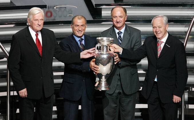 Nationaltrainer der Teams der Gruppe A präsentieren die Trophäe nach der Auslosung zur EURO 2008, v.li.: Karel Brückner, Fatih Terim (Türkei), Luiz Scolari (Portugal) und Jakob Kuhn (Schweiz) - Fußball EM Herren Vorschau 2007, EURO 2008, Auslosung, Gruppenauslosung, Endrundenauslosung, Ziehung, Nationalteam Gruppe Luzern Fußball EM Herren Vorschau 2007, EURO 2008, Auslosung, Gruppenauslosung, Endrundenauslosung, Ziehung, Nationalteam Gruppe Luzern